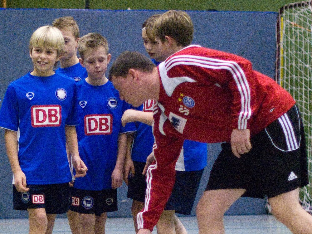 Sascha Göbl erklärt jungen Fussballern eine Athletikübung im Januar 2010.
